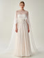 Élégante robe blanche plissée avec cape superposée transparente