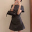 Robe courte gris haut de gamme avec col dégagé et manches courtes