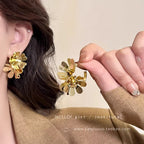 Boucles d'oreilles clous fleur minimalistes style japonais en or - Bijoux délicats et élégants en alliage floral pour femme, pour un usage quotidien.