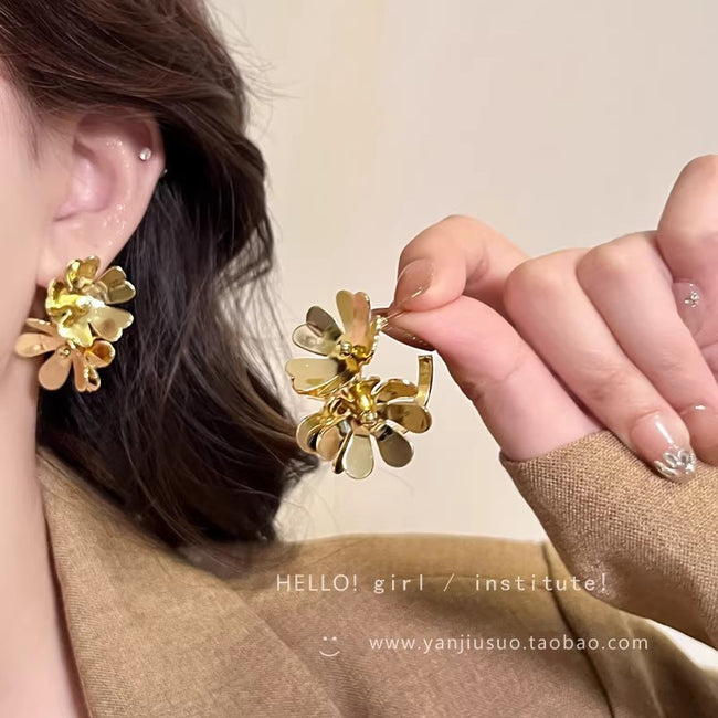 Boucles d'oreilles clous fleur minimalistes style japonais en or - Bijoux délicats et élégants en alliage floral pour femme, pour un usage quotidien. Hover Image