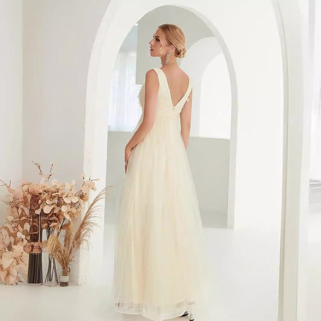 Robe de mariée sans manches en dentelle avec col en V Main Image