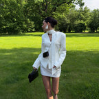 Ensemble deux pièces jupe fourreau et veste de costume cintrée à col roulé, décolleté en V et manches longues