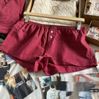 Shorts à carreaux rouges avec taille élastique et décoration de fermeture pour femmes