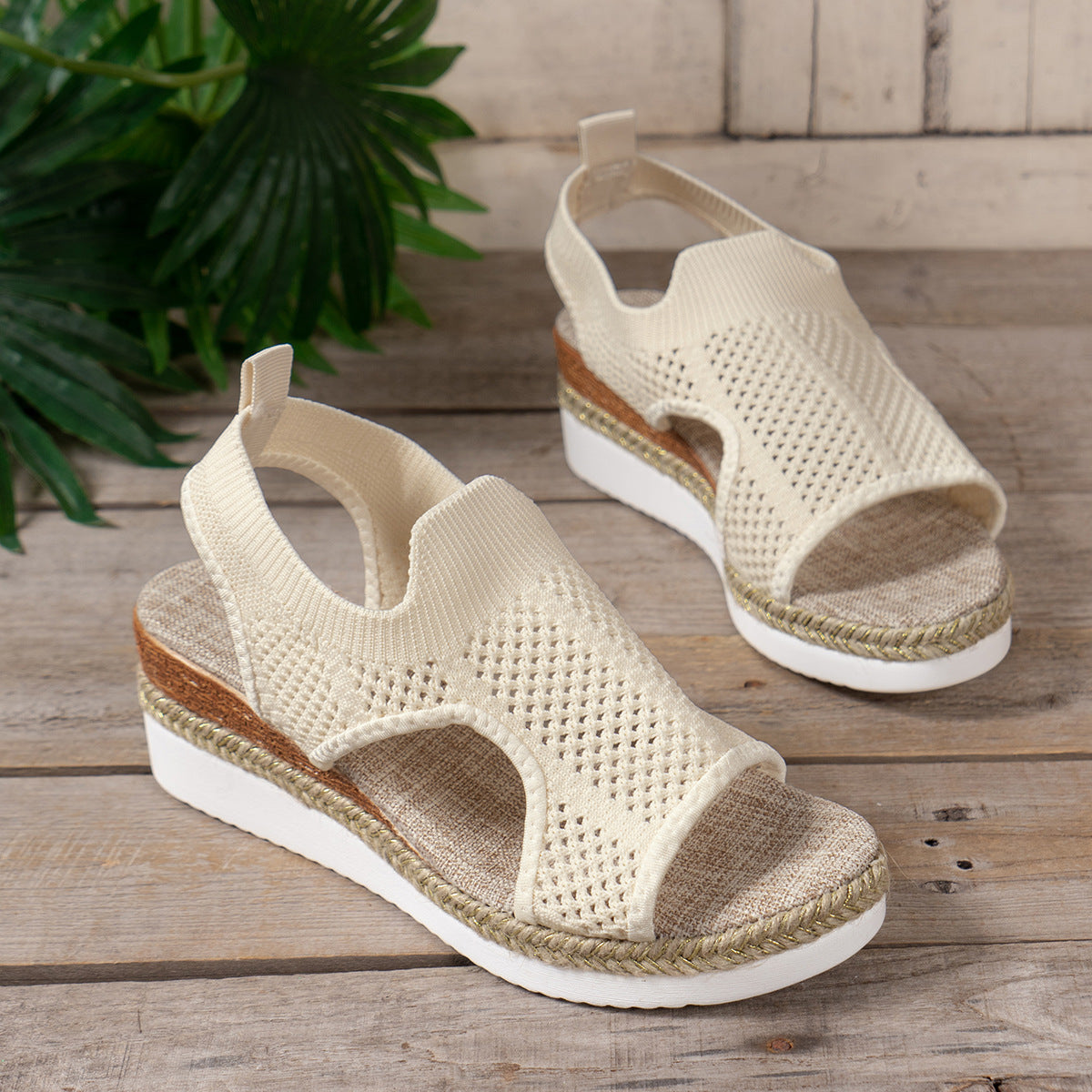 Nouvelles sandales d'été compensées creuses Chaussures en maille respirante tissées mouches pour femmes Sandales à bout ouvert