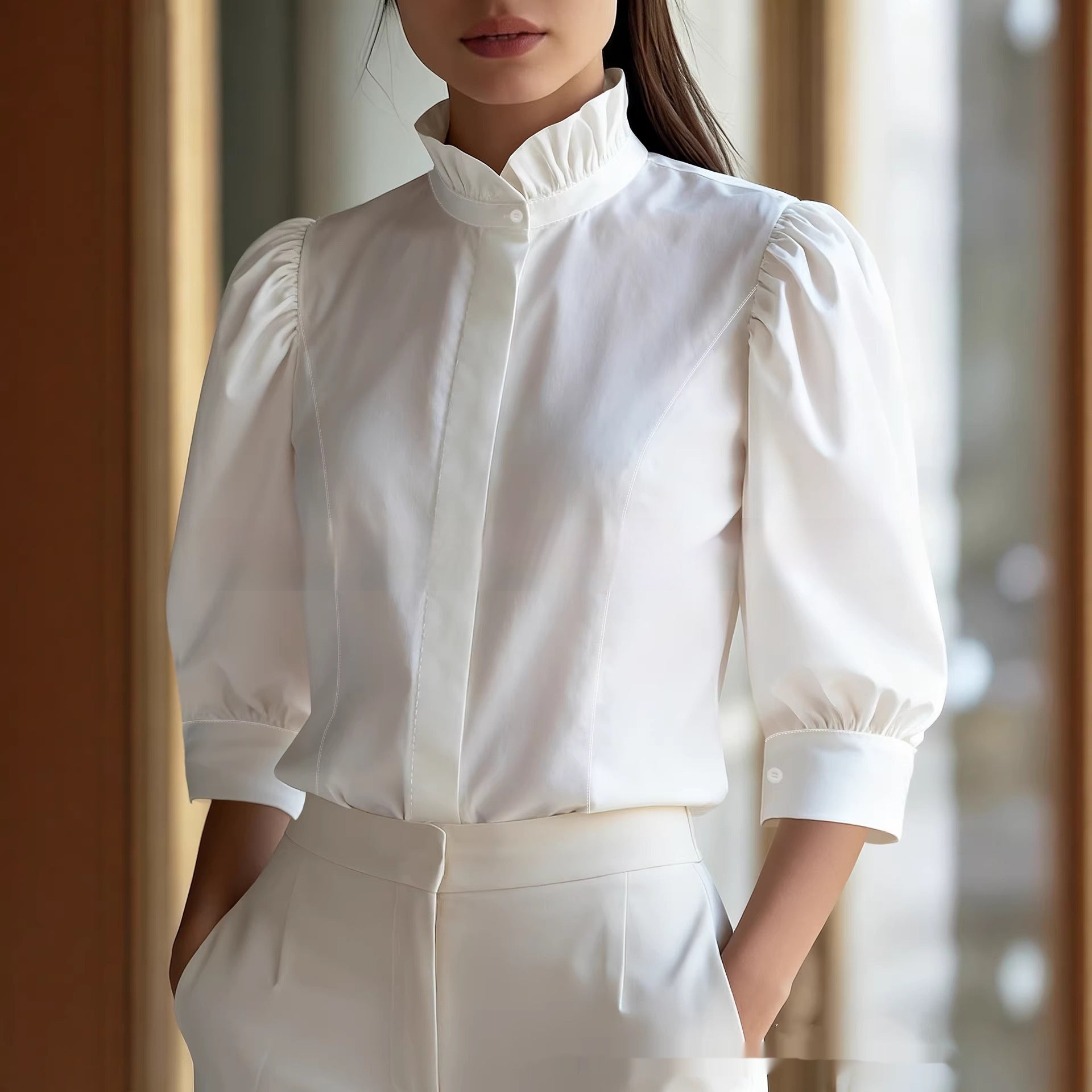 Chemisier à col montant minimaliste, flatteur et polyvalent pour femme