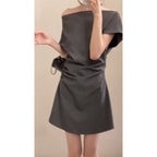 Robe courte gris haut de gamme avec col dégagé et manches courtes