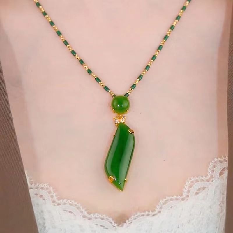 Les colliers sont des bijoux abordables, luxueux et à la mode pour les femmes.