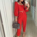 Ensemble deux pièces mode assorti : haut à manches longues et col carré de couleur unie, et pantalon taille haute resserré aux chevilles