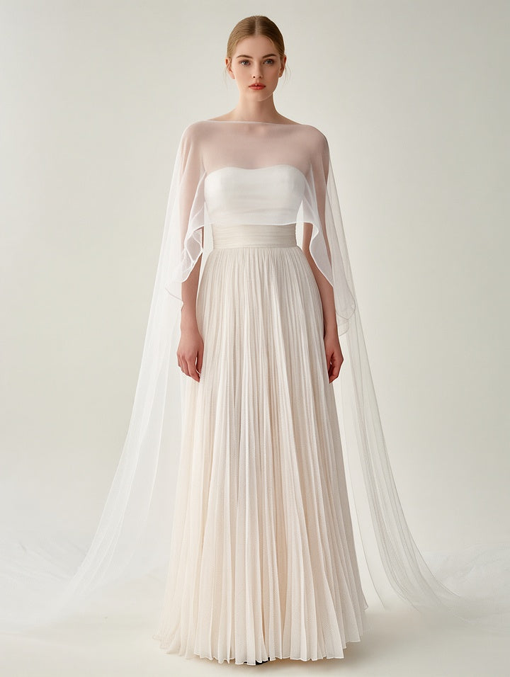 Élégante robe blanche plissée avec cape superposée transparente