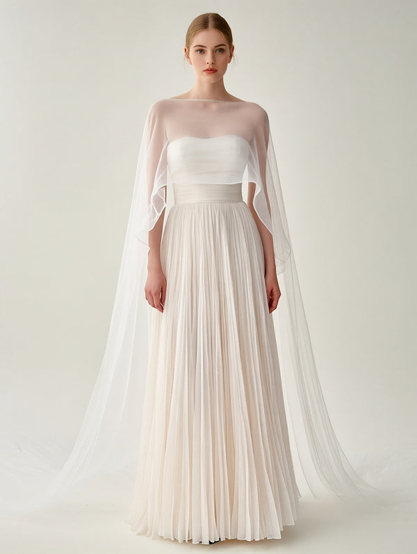 Élégante robe blanche plissée avec cape superposée transparente
