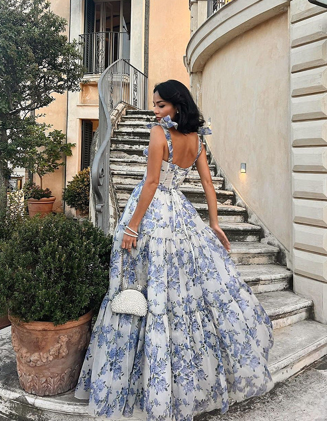 Robe en organza fleurie à épaules dénudées avec jupe longue et laçage.