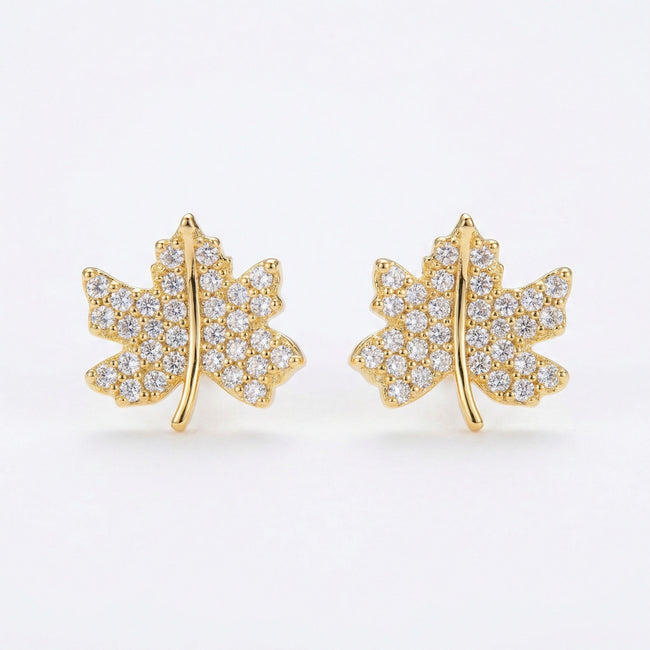 Boucles d'oreilles clous en argent sterling 925 avec feuille d'érable en cristal étincelant élégant, bijoux inspirés de la nature pour femmes Hover Image