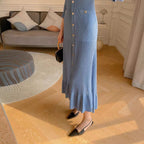 Robe en maille bleu français à col en V, coupe sirène et simple boutonnage pour femme