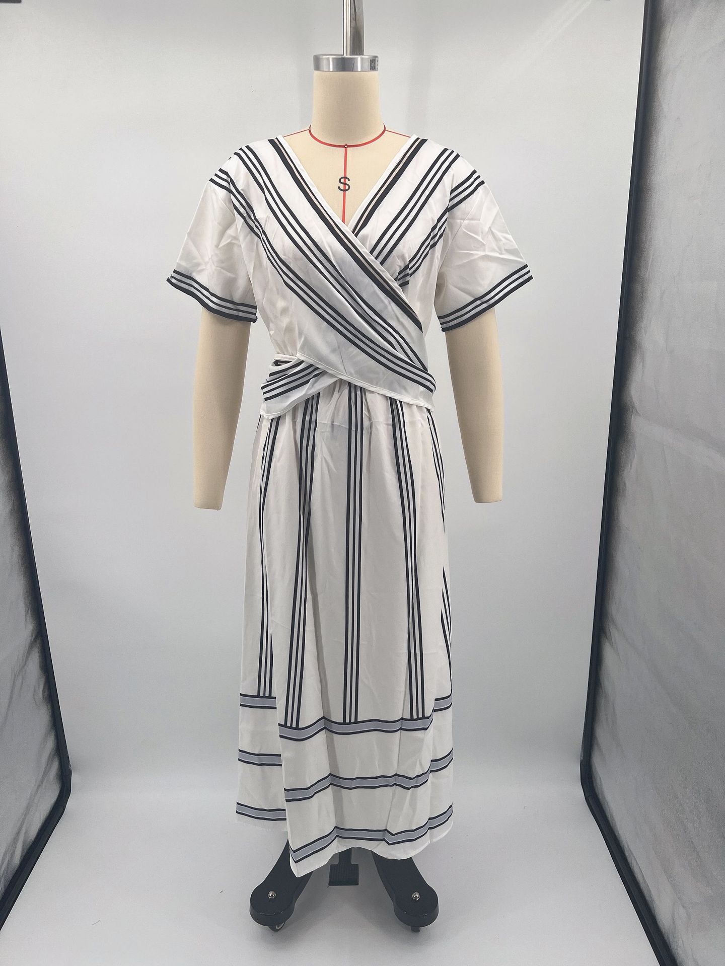 Robe décontractée ample style rétro à imprimé rayé, robe de vacances d'été à manches courtes et col en V, robe longue plissée bohème trapèze pour femme