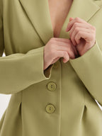 Ensemble veste de costume verte cintrée et pantalon taille haute