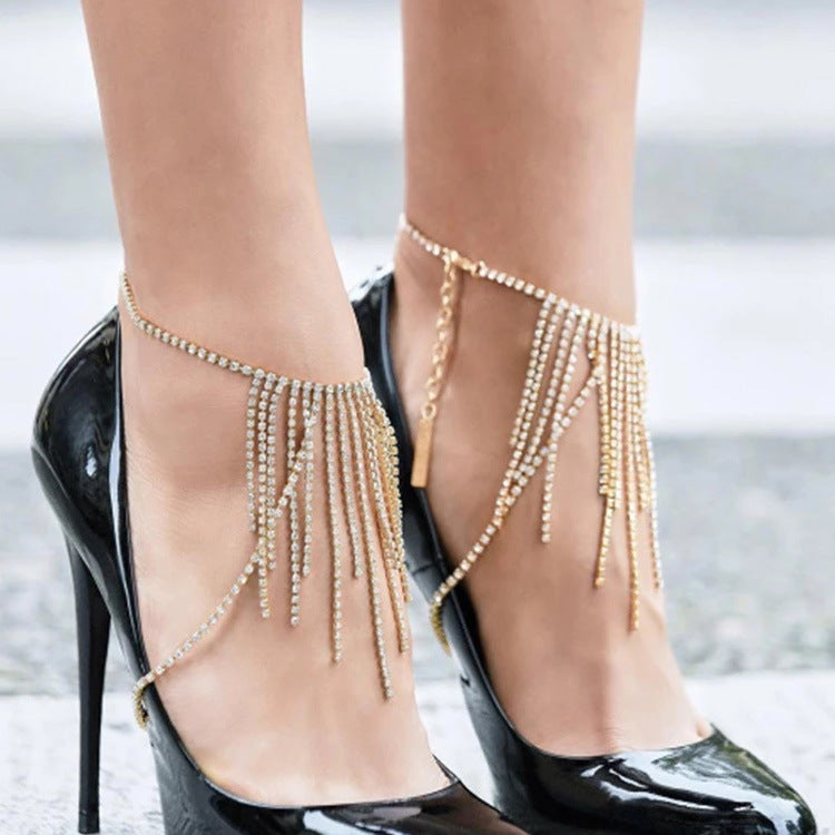Cheville de chaussures à talons, ornée de franges et de brillants