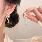 Boucles d'oreilles clous fleur minimalistes style japonais en or - Bijoux délicats et élégants en alliage floral pour femme, pour un usage quotidien.