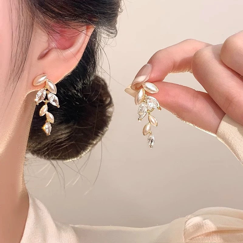 Boucles d'oreilles clous fleur minimalistes style japonais en or - Bijoux délicats et élégants en alliage floral pour femme, pour un usage quotidien.