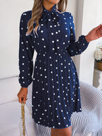 Robe longue plissée à pois et taille nouée à manches longues pour femme