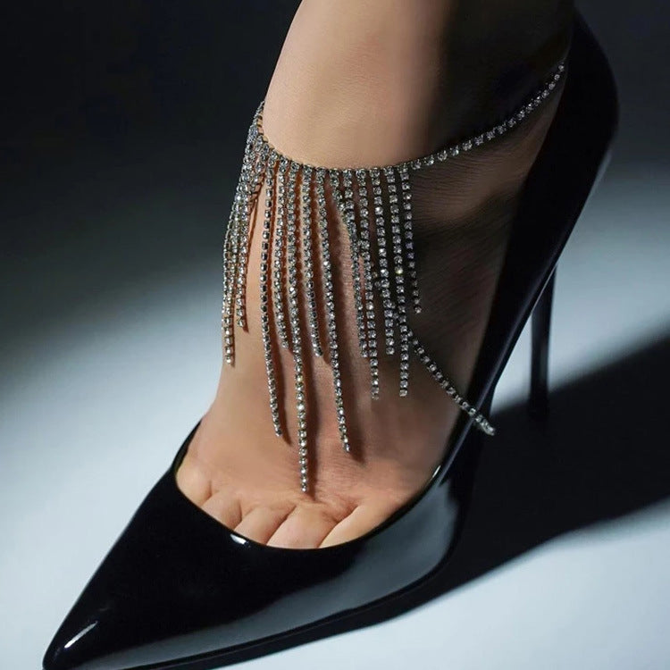 Cheville de chaussures à talons, ornée de franges et de brillants
