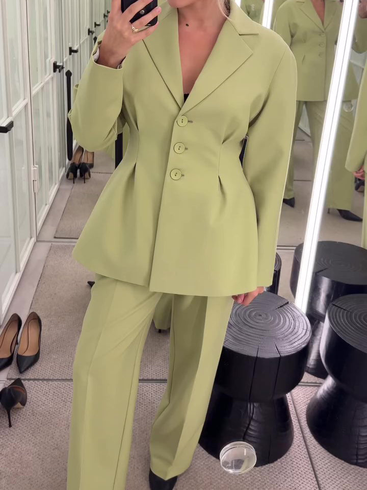 Ensemble veste de costume verte cintrée et pantalon taille haute