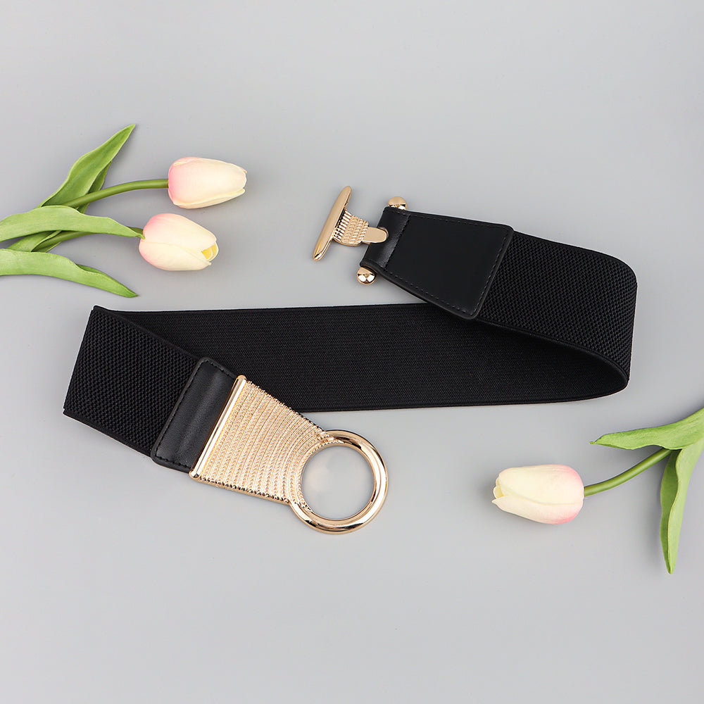 La nouvelle gaine automne-hiver est ornée d'une jupe et d'un manteau à boutons-pression en métal noir