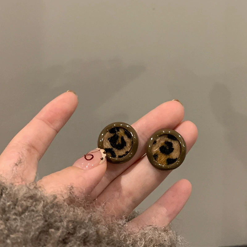 Boucles d'oreilles clous fleur minimalistes style japonais en or - Bijoux délicats et élégants en alliage floral pour femme, pour un usage quotidien.