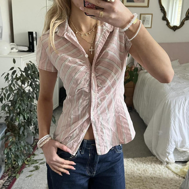 Nouveau chemisier cintré à rayures pour femme, à la fois tendance et confortable Hover Image