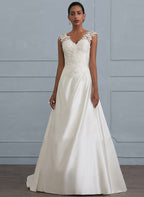 Robe de mariée sirène en dentelle traînante, asymétrique et décolletée en V