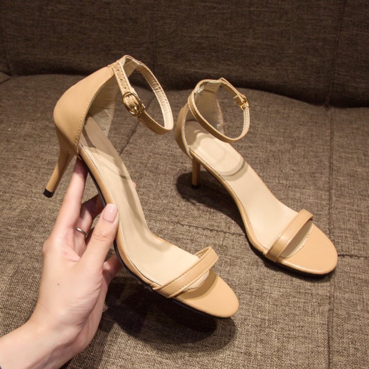 Des talons aiguilles à lanières