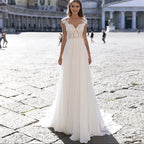 Une robe de mariée en mousseline série A, col en V, manches longues