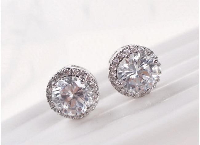 Boucles d'oreilles clous en métal rond argenté avec strass blancs et zircons, idéales pour les fêtes, bijoux pour femmes et filles. Hover Image