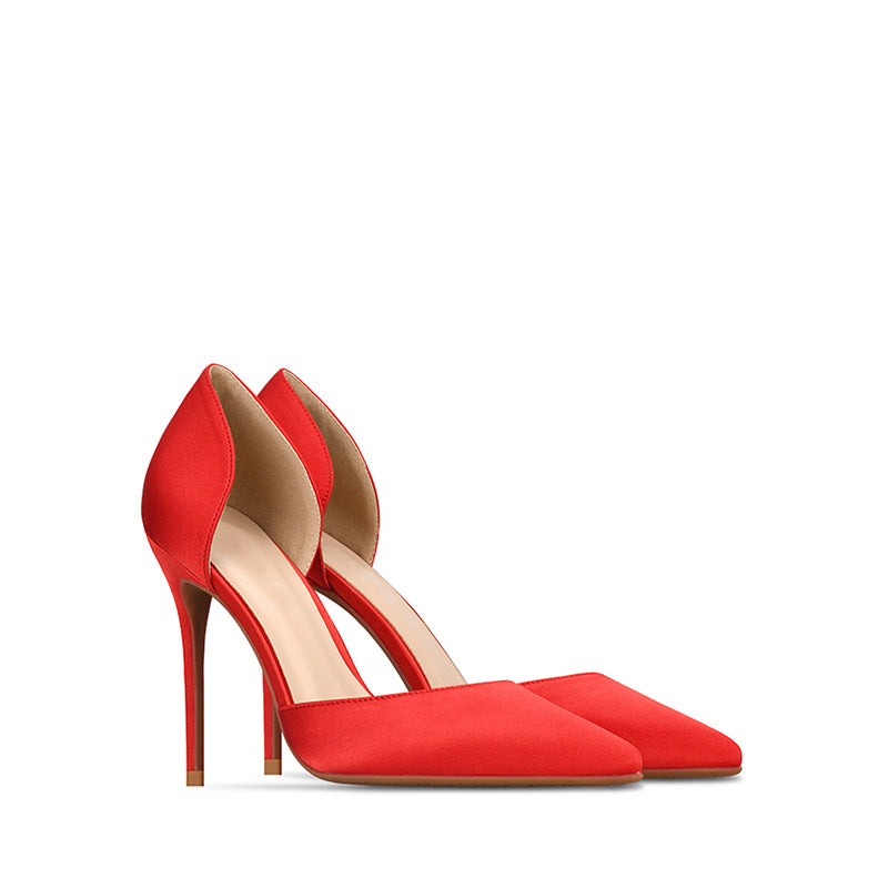 Escarpins à talons aiguilles, en satin de soie véritable, avec découpe et bout pointu.