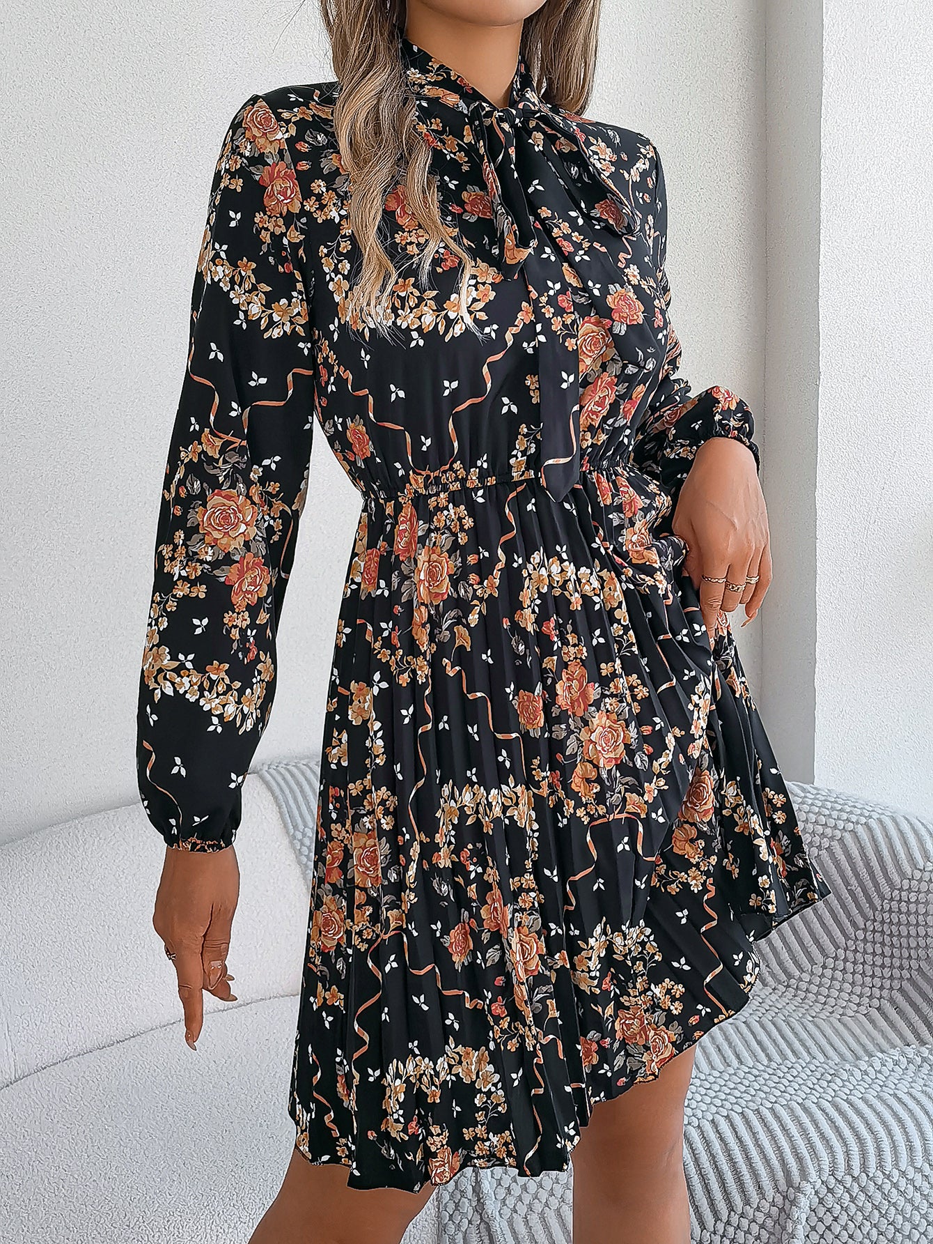 Robe longue plissée élégante à manches longues et taille nouée à imprimé floral pour femme