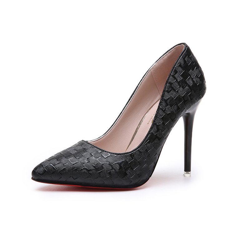 Escarpins à talons aiguilles pointus et tendance