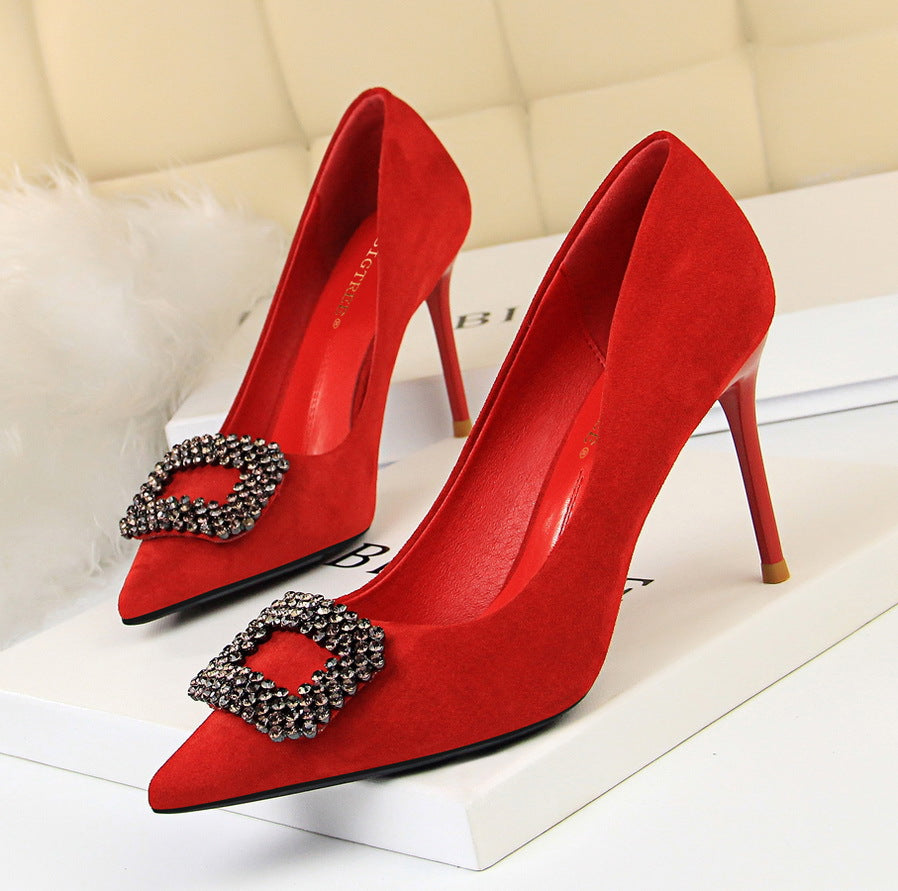 Chaussures à talons aiguilles et strass à bout pointu