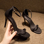 Des talons aiguilles à lanières