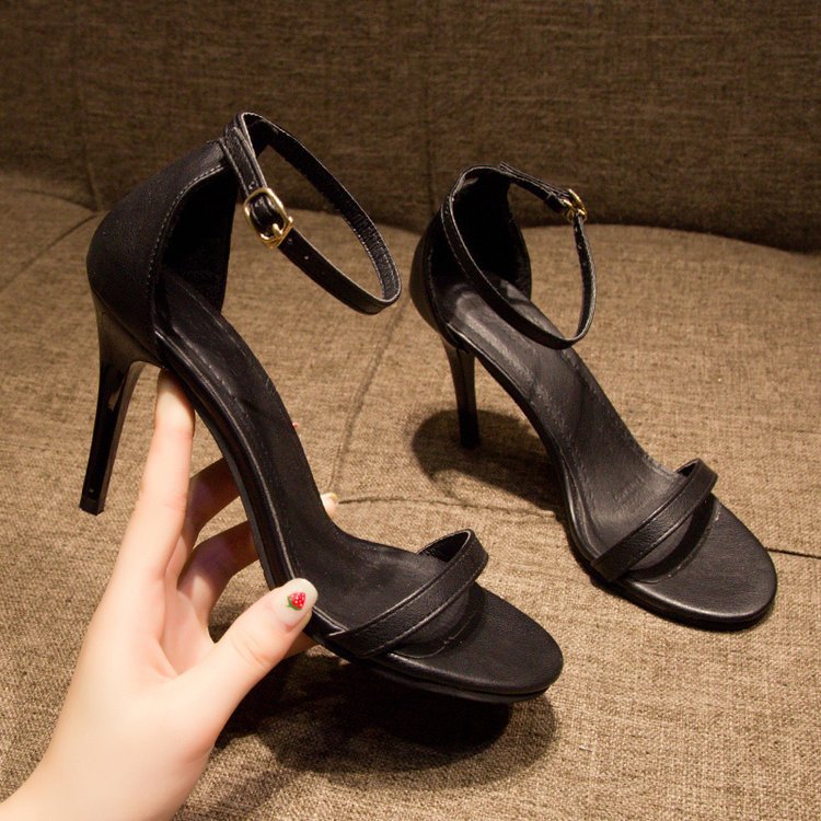 Des talons aiguilles à lanières
