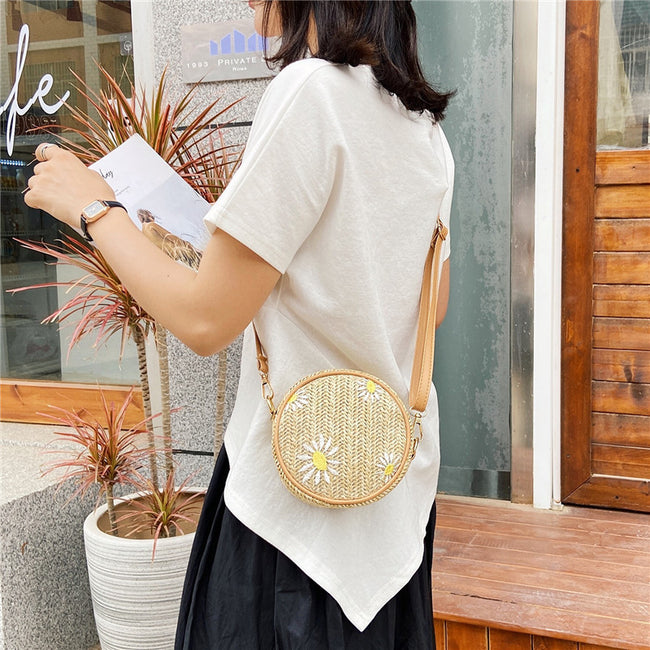 Sac tissé en paille pour femmes, petit sac rond de plage en sable rouge brodé, à bandoulière, tricoté. Hover Image