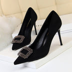 Chaussures à talons aiguilles et strass à bout pointu