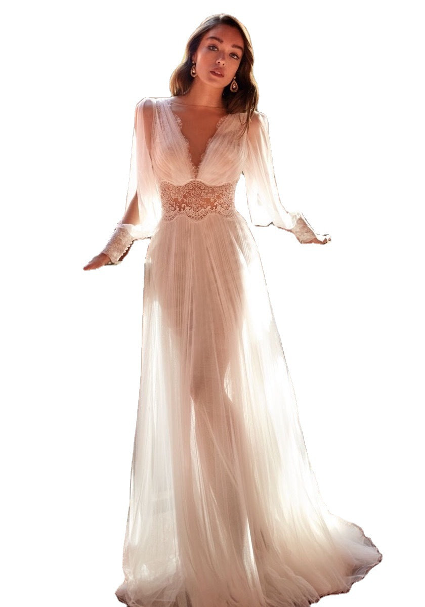 Robe de mariée à manches longues, décolleté en V profond, en dentelle et tulle, jupe longue