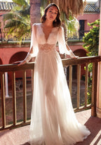 Robe de mariée à manches longues, décolleté en V profond, en dentelle et tulle, jupe longue