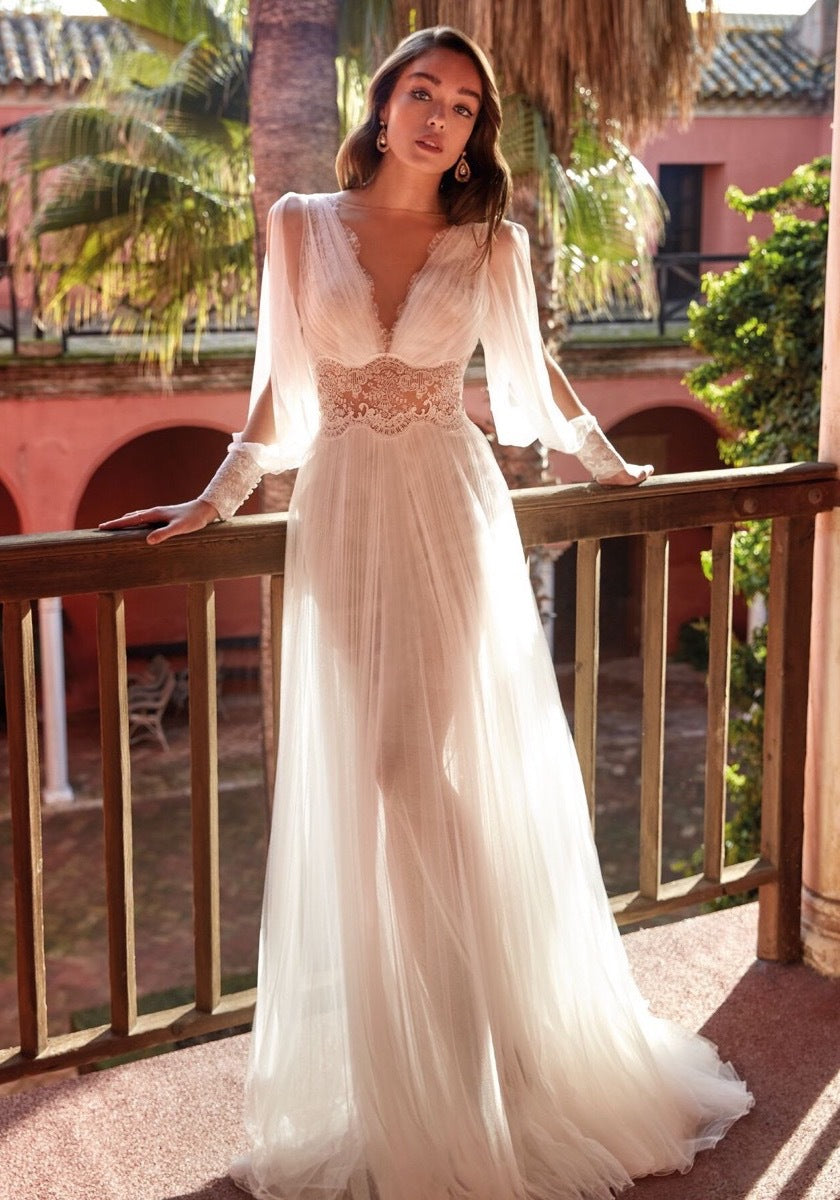 Robe de mariée à manches longues, décolleté en V profond, en dentelle et tulle, jupe longue