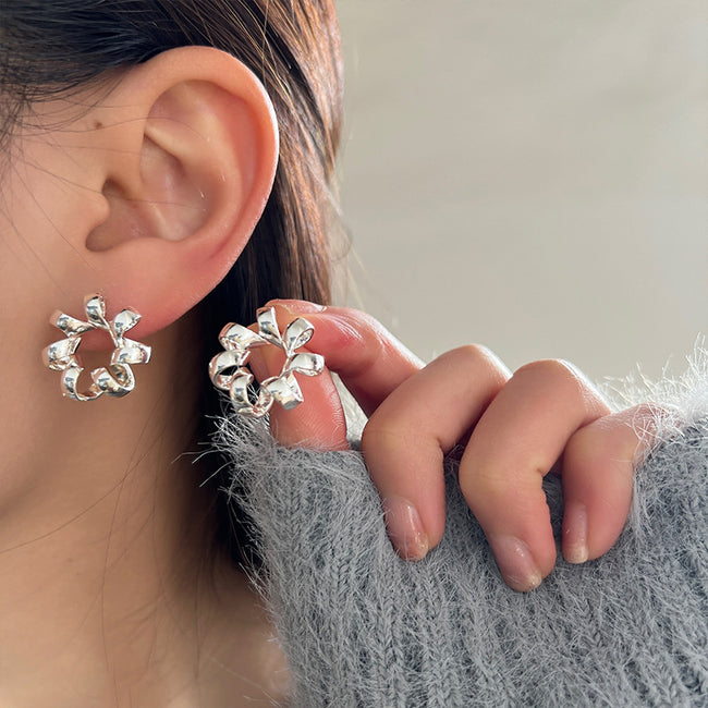 Boucles d'oreilles clous tendance cercle torsadé pour femmes, style simple, tempérament, couleur or, hyperbole, bijoux pour un usage quotidien, cadeaux de fête Main Image