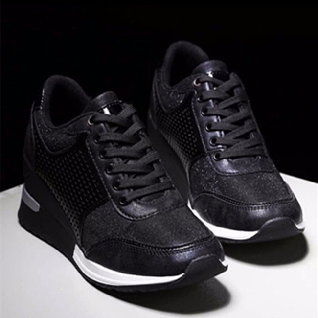 Laçage de baskets avec talons compensés pour femme Main Image
