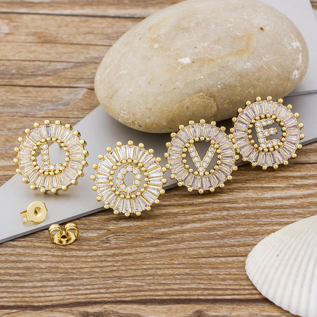 Boucles d'oreilles tendance pour femmes, clous d'oreilles dorés en forme de lettres Main Image