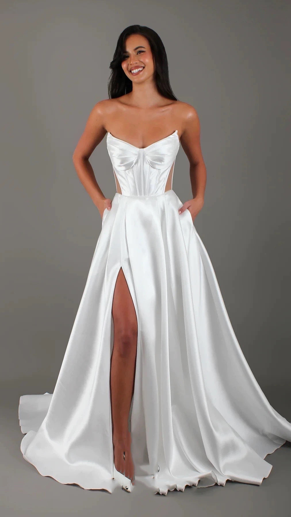 Robe de mariée bandage en satin blanc à poches fendues