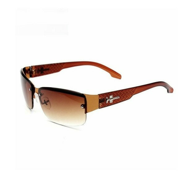 Lunettes de soleil pour femmes tendance, prises en photo dans la rue, sur les réseaux sociaux Main Image