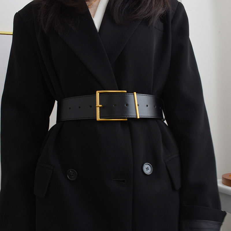 Un tailleur élégant rehaussé d'une large ceinture noire pour femme
