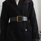 Un tailleur élégant rehaussé d'une large ceinture noire pour femme